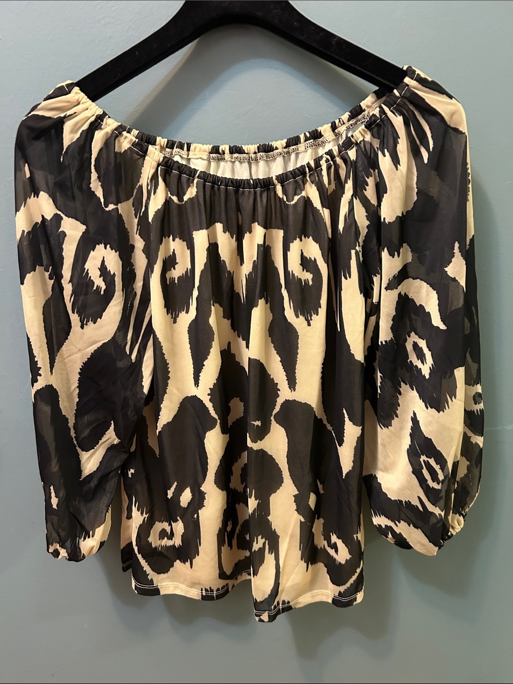 G by Giuliana Off-Shoulder Black and Cream Eyecat print Women's Blouse size XS